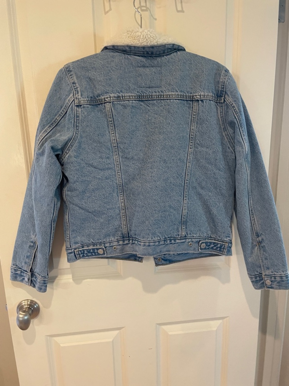 Levi's Light Blue Denim Jacket with White Sherpa Collar and Silver Stripe - Picture 4 of 6